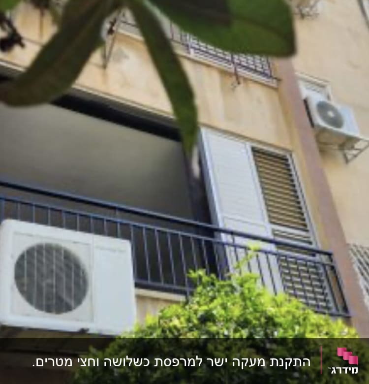 מסגרת חלון עם תריסים פתוחים ומזגן חיצוני